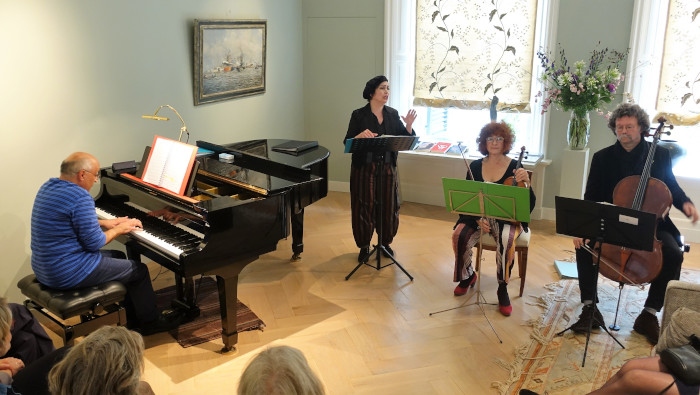 Shandiz giving a concert voor 'Stichting Elf' in Utrecht