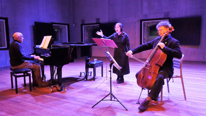 Shandiz playing for refugees in Het Wilde Westen in Utrecht